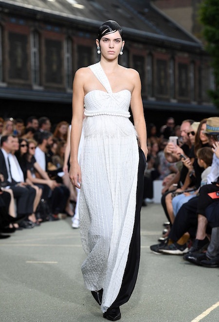 Em gái cô Kim tỏa sáng tại tuần lễ thời trang Paris - 1 Kendall Jenner vừa toả sáng trên sàn catwalk