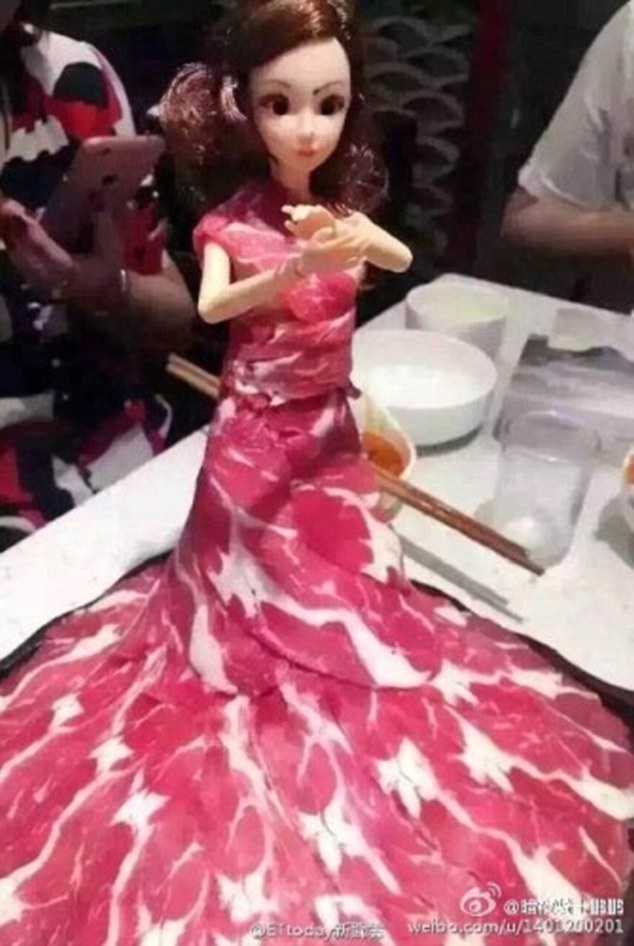 Nhà hàng lẩu phục vụ món “búp bê thịt sống” ở Bắc Kinh - 1 ảnh: weibo