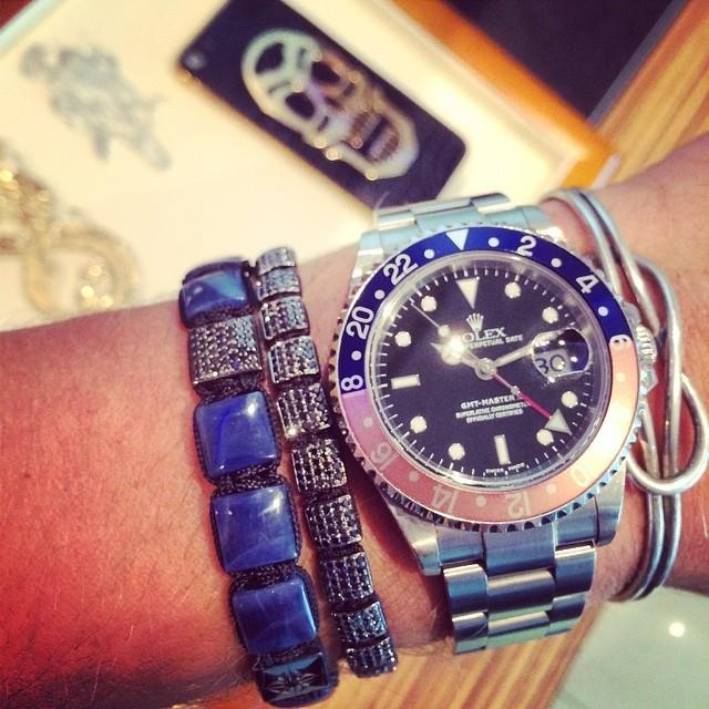 
Chiếc đồng hồ thực sự trở nên cá tính hơn nhiều khi được đeo cùng với những chiếc vòng tay Shamballa mảnh và cùng tông màu.
