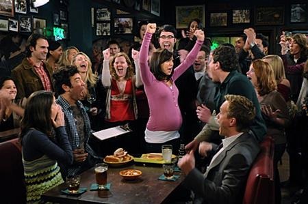 Khi các sao bầu bí vẫn diễn xuất cực “đỉnh” - 1 Cô nàng Lily trong bộ phim “How I met your mother” thậm chí đã mang thai tới hai lần trong quá trình quay phim. Lần đầu tiên, các nhà sản xuất đã khéo léo tận dụng ngay bụng bầu của nữ diễn viên để đóng cảnh thi ăn bánh mì kẹp xúc xích. Bụng bầu của Alyson trở thành bụng bự tự nhiên phát tướng của nhân vật sau khi giành chiến thắng. Còn ở lần mang bầu thứ hai, nhân vật Lily của Alyson được cho mặc khá nhiều quần áo rộng và dùng các loại túi xách cỡ lớn giúp che đi vòng 2 bầu bí.