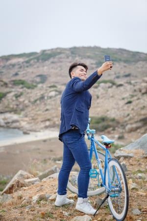 Phạm Hồng Phước úp mở về MV mới bằng loạt hình ảnh "lên rừng, xuống biển" - 1 Phạm Hồng Phước úp mở về MV mới bằng loạt hình ảnh "lên rừng, xuống biển" - 1