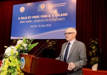 Giáo sư đoạt giải Nobel Kinh tế thuyết trình tại trường ĐH Kinh tế quốc dân - 1
GS Finn E. Kydland