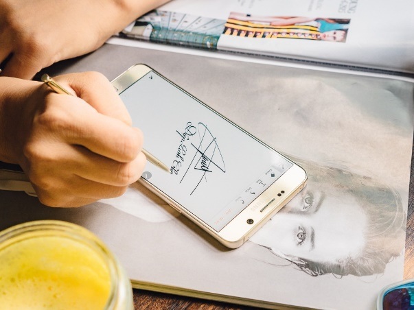 Nửa thập niên nhìn lại, người dùng vẫn luôn đánh giá cao dòng Galaxy Note - 1
Ngoài màn hình lớn, cấu hình cao thì bút S-pen cũng đóng vai trò then chốt trong thành công vang dội của Samsung Galaxy Note
