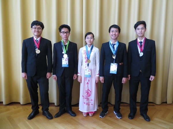 Việt Nam đoạt 2 Huy chương Vàng, 2 Huy chương Bạc tại Olympic Vật lí quốc tế năm 2016 - 1
Cả 5 thành viên đội tuyển của Việt Nam đều đoạt giải