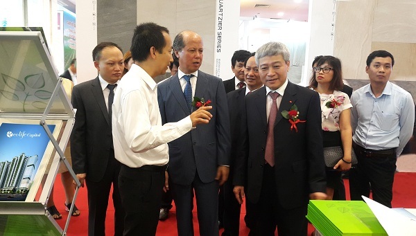 VNREA EXPO Hà Nội 2016: Sự quan tâm đặc biệt của khách hàng với căn hộ xanh EcoLife - 1 Tổng giám đốc Capital House Đỗ Đức Đạt giới thiệu các giải pháp công trình xanh với Thứ trưởng Bộ Xây dựng Bùi Phạm Khánh, Chủ tịch VNREA Nguyễn Trần Nam cùng các lãnh đạo UBND TP Hà Nội tại Triển lãm