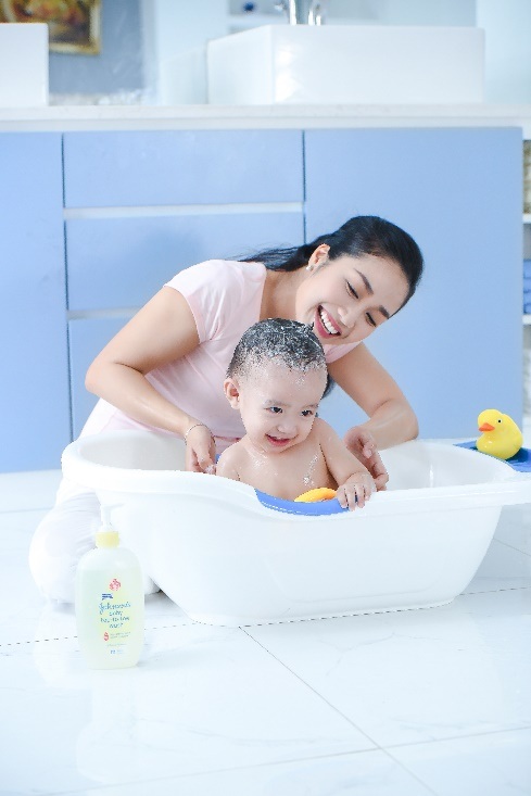 Chăm sóc da cho con: Bí quyết trở thành mẹ thông thái của Ốc Thanh Vân - 1 Với Ốc Thanh Vân, chăm sóc da cho con cũng quan trọng như chế độ dinh dưỡng và vận động hằng ngày