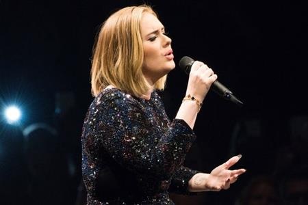 Adele “sốc nặng” khi vô tình khóa môi fan nam trên sân khấu - 1 Adele vừa “dính” một sự cố đáng nhớ trên sân khấu