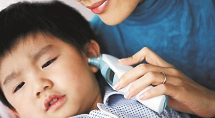 Thường xuyên theo dõi nhiệt độ cơ thể khi bé sốt