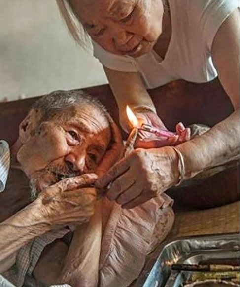 Cụ ông 103 tuổi, nằm liệt giường vẫn nghiện... đếm tiền - 2 Mặc dù nghiện thuốc lá nhưng cụ Liu vẫn sống rất thọ.