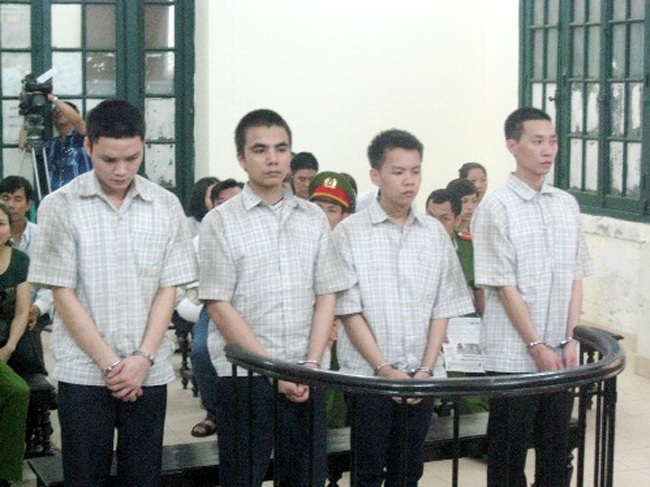 Các bị cáo trước vành móng ngựa.