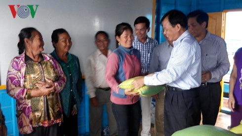 Xây tặng trường học trên Biển Hồ cho con em Việt kiều tại Campuchia - 2 Ông Nguyễn Sơn Thủy Tổng lãnh sự tại Battambang tặng quà cho bà con Việt kiều.
