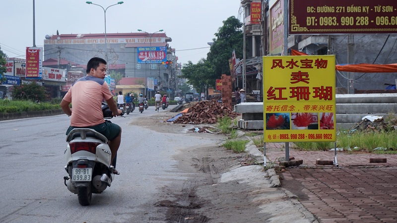 Khu "phố Tàu" tái xuất sát "nách" Thủ đô - 2
Cũng trên mặt đường 271, đoạn qua phường Đồng Kỵ, biển hiệu này không có chữ nào tiếng Việt.