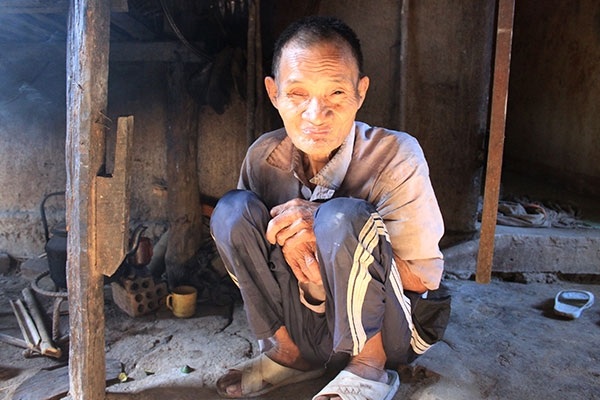Cha con người rừng Hồ Văn Lang giờ ra sao? - 2
Người cha Hồ Văn Thanh bị tâm thần chỉ biết ngồi một chỗ