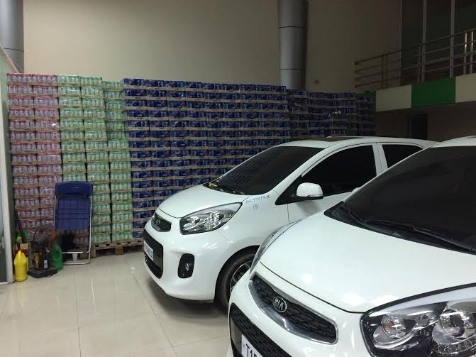 Căng băng rôn trước cổng bộ: Bỏ vốn kinh doanh sao khó thế! - 2
Những thùng nước ngọt xếp cạnh những chiếc ô tô trong một salon . Ảnh: L.Bằng