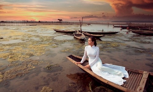 Thu Hoài đẹp "nao lòng" dưới ánh hoàng hôn của phá Tam Giang - 1
Thu Hoài từng chia sẻ rằng, Việt Nam có rất nhiều nơi có thắng cảnh đẹp và chị luôn mong muốn được đặt chân tới và khám phá những vùng đất ấy cũng như qua những hình ảnh của mình để giới thiệu những cảnh đẹp của Việt Nam tới tất cả mọi người.