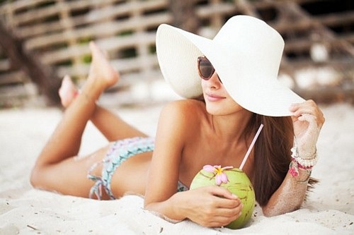 Bí quyết dáng gọn eo thon dễ dàng mỗi ngày từ thiên nhiên - 1 Không chỉ giúp vóc dáng thon gọn hơn, nước dừa còn là một thức uống rất có lợi cho hệ tiêu hóa và trao đổi chất. (Ảnh: internet)