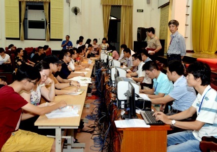 Trường đại học tốp trên cuống cuồng lo thí sinh “ảo” - 1
Thí sinh nộp hồ sơ xét tuyển tại trường ĐH Kinh tế quốc dân