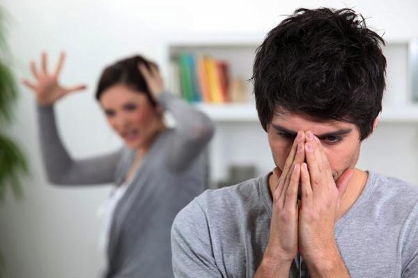 
Chị vẫn quen thói xúc phạm chồng và gia đình chồng nên thoải mái nói những câu chạm vào tự ái của anh (Ảnh minh họa)
