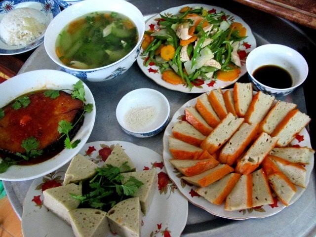 Những mặt hàng hút khách trong "tháng cô hồn" - 2 Với quan niệm hạn chế sát sinh các loài động vật để xá tội vong nhân, nhiều gia đình chọn cách ăn chay để tâm thanh tịnh và cầu may mắn