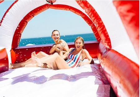 Sao và những thú vui “sang chảnh” ngày hè - 1 Hôm 4/7 vừa qua, cựu công chúa nhạc đồng quê Taylor Swift đã mang cả công viên nước về dinh thự riêng của mình ở Rhode Island…