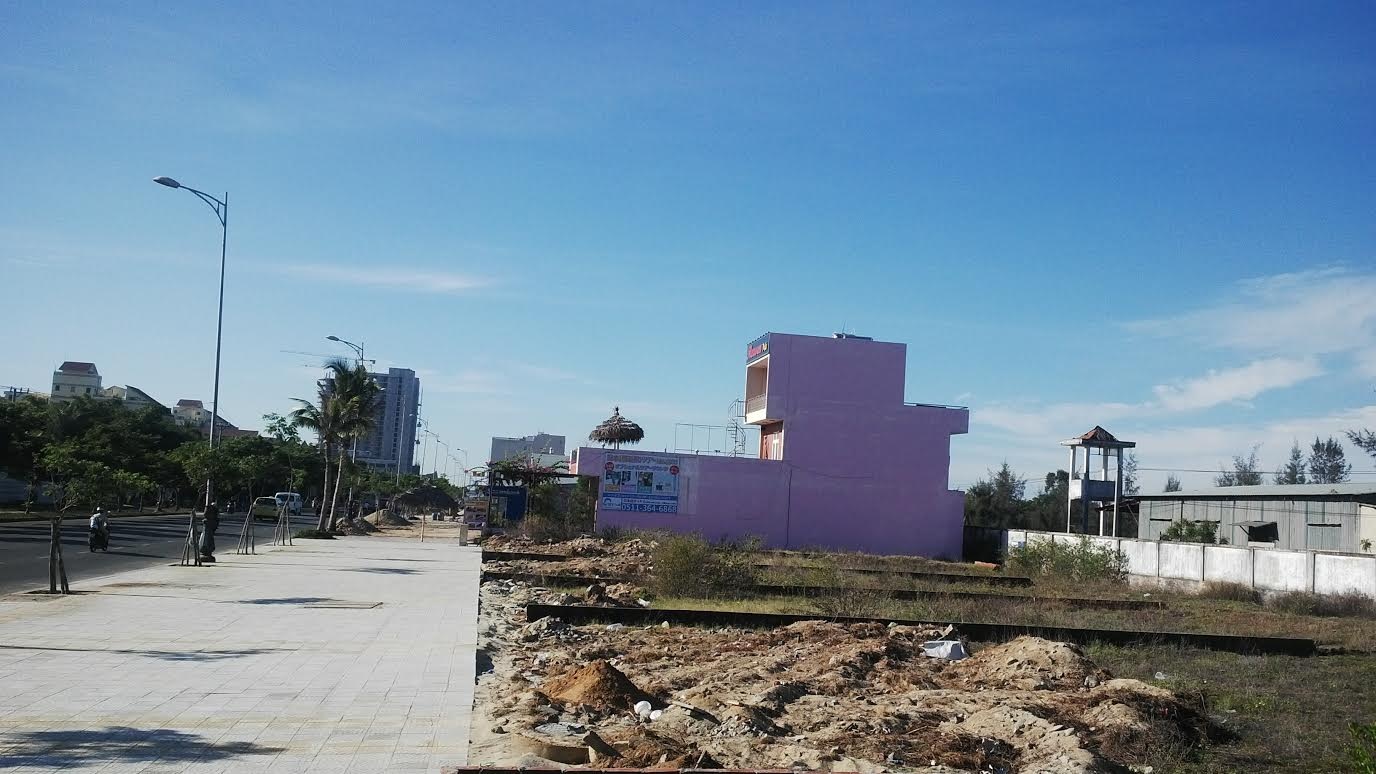 Những ông chủ giấu mặt ở "phố Tàu" Đà Nẵng - 2
Cả khu vực này nằm bên tổ hợp khách sạn Crowne Plaza do người Trung Quốc làm chủ đã hình thành nên khu phố “Tàu” bên biển Đà Nẵng