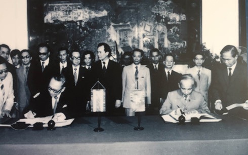 Quan hệ Việt Nam - Thái Lan: Khởi động từ một ly kem - 2 Ông Bhichai và Nguyễn Duy Trinh ký hiệp định thiết lập quan hệ ngoại giao VN-TL vào năm 1976 tại Hà Nội.