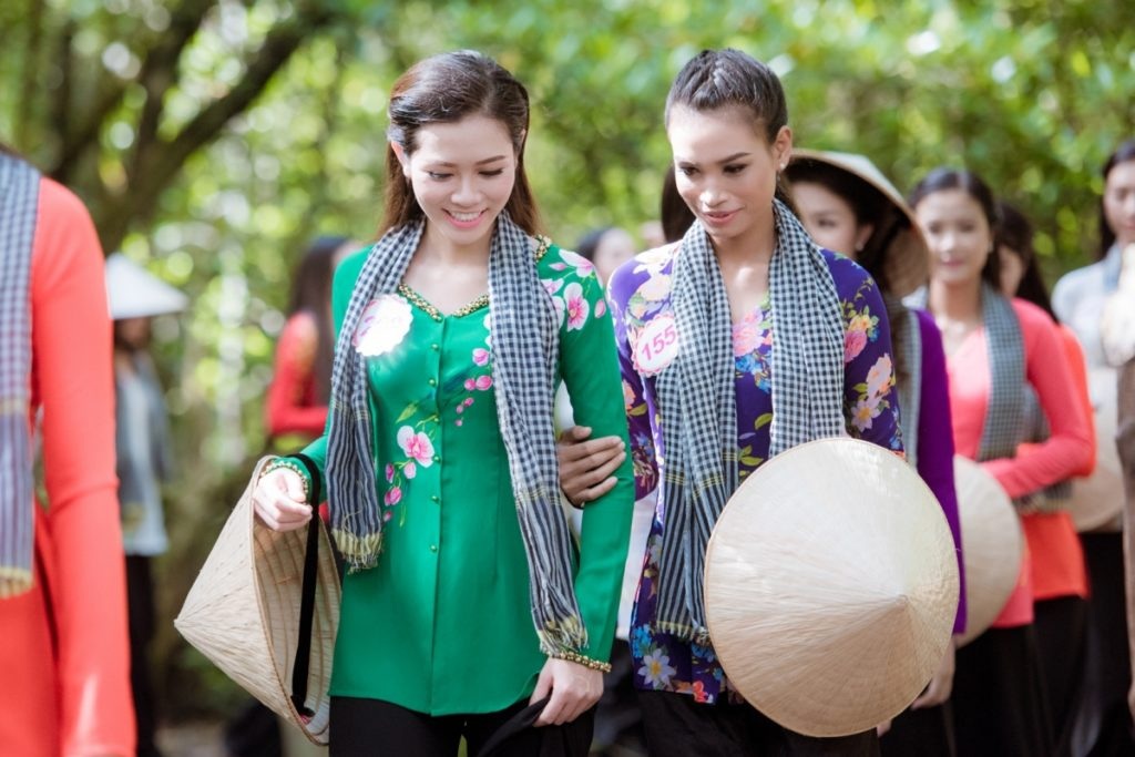 Thí sinh Hoa hậu Việt Nam 2016 gặp sự cố khi thăm đảo khỉ - 2 Thí sinh Hoa hậu Việt Nam 2016 gặp sự cố khi thăm đảo khỉ - 2