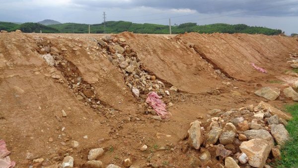 Dân tố cáo "nhà thầu Trung Quốc múc đất bẩn đổ đường cao tốc" bị dọa giết? - 2 Dân tố cáo "nhà thầu Trung Quốc múc đất bẩn đổ đường cao tốc" bị dọa giết? - 2