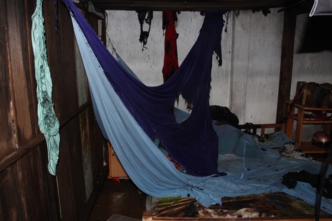 Đòi tiền trả nợ không được, đốt nhà mặc mẹ già quỳ gối van xin - 2 Tài sản bên trong bị hư hỏng