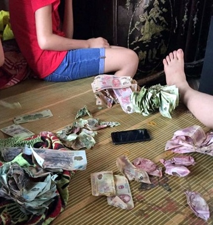 Hưng Yên: Đi toi 30 triệu đồng vì nhờ con gái sấy tiền cho khô - 2
Cả nhà tiếc nuối trước số tiền lớn bị hỏng. (Ảnh: NVCC).