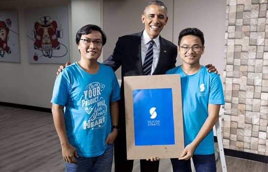 
Anh Bùi Hải An (bìa trái, cựu sinh viên NUS) chụp hình lưu niệm cùng Tổng thống Mỹ Barack Obama tại buổi gặp gỡ của Tổng thống với gần 100 doanh nghiệp trẻ và cộng đồng doanh nghiệp Việt Nam.
