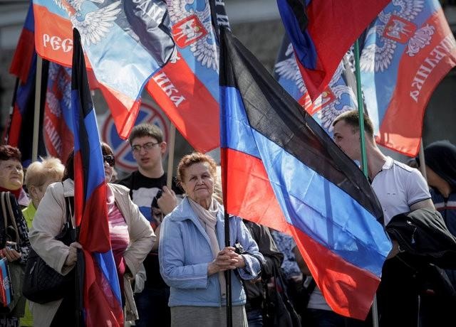Putin muốn "dương đông kích tây" ở Ukraina? - 2
Người dân cầm cờ của Cộng hòa Nhân dân Donetsk tự xưng khi tham gia tuần hành, kỳ niệm 2 năm thành lập nền cộng hòa này tại Donetsk, Ukraina, hôm 9/4/2016. (Ảnh: Reuters)