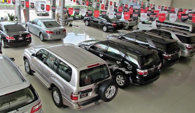 Ô tô giảm giá trăm triệu: Showroom thắp hương cầu khách - 2
Hầu hết các mẫu xe bán ra đều giảm giá mạnh để kích cầu nhưng tiêu thụ vẫn rất chậm.