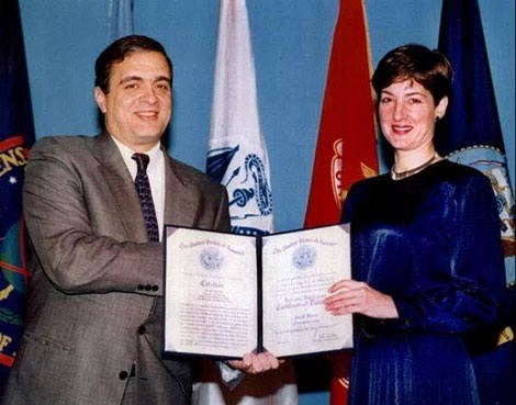 Giải mã điệp viên "Nữ hoàng Cuba" - 2 Ana Montes sau khi nhận giải thưởng của Cơ quan Tình báo Quốc phòng.