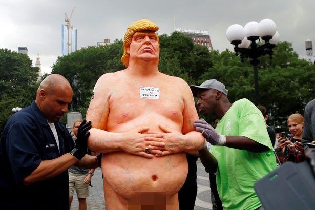 Tượng Trump khỏa thân bí ẩn xuất hiện khắp nơi - 2 Tượng Trump khỏa thân bí ẩn xuất hiện khắp nơi - 2