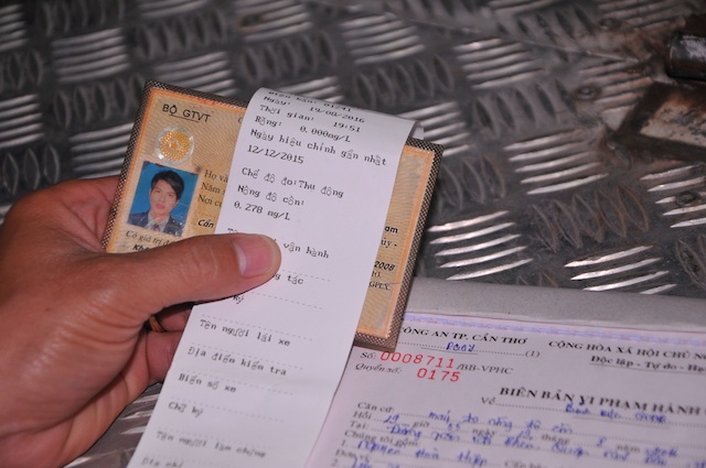 “Bợm nhậu” gọi điện cầu cứu khi bị đo nồng độ cồn - 2 Uống chưa được 2 chai bia, nhưng người vi phạm phải mất vài triệu nộp phạt vì vi phạm nồng độ cồn.