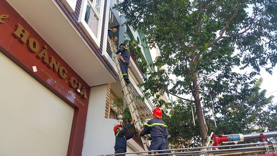 Mắc kẹt trong khách sạn, hàng chục du khách đu thang ra ngoài - 2 Lực lượng PCCC giải cứu nhiều trẻ em, phụ nữ