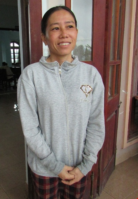 Người giúp việc không hợp đồng thắng kiện chủ nhà - 2 Chị Hậu vui vẻ cho biết sẽ không bao giờ làm giúp việc nhà cho bất kỳ người nào nữa mà sẽ chuyên tâm với công việc nạo cá ở quê hơn chục năm qua vẫn sống khỏe! Ảnh: N.NAM