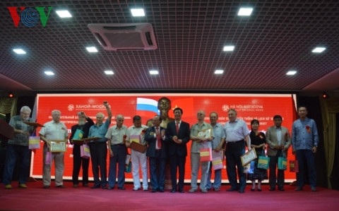 Giao lưu truyền thống “Thắm tình hữu nghị Việt-Nga” - 2 Các cựu chiến binh Nga và đạ diện lãnh đạo các tổ chức tham gia buổi giao lưu nhận huy hiệu Bác Hồ và kỷ niệm chương Truyền thống.