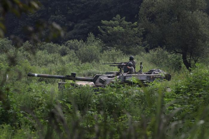 Cuộc tập trận khiến Triều Tiên nổi đóa - 2 Ảnh: Reuters