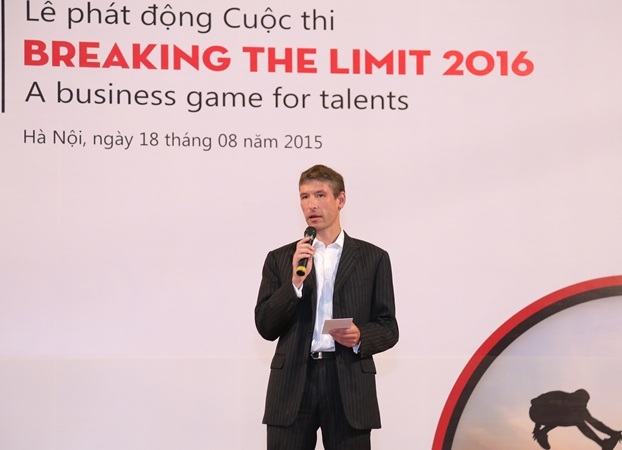 
Ngài Giles Lever - Đại sứ đặc mệnh toàn quyền Liên hiệp Vương quốc Anh và Bắc Ailen tại Việt Nam 
