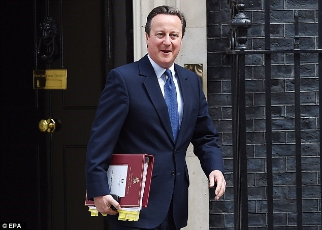 Cựu Thủ tướng Anh Cameron đi chân đất, ngồi ăn ở cạnh bãi đỗ xe - 2 Ông David Cameron khi vẫn còn là người đàn ông quyền lực nhất nước Anh. (Nguồn: EPA)