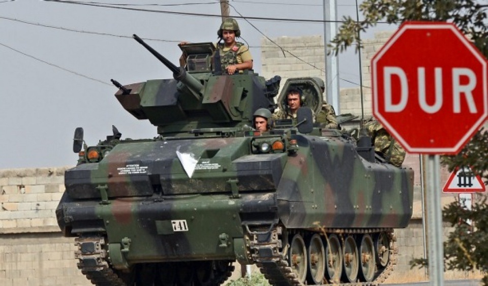 Những lý do đẩy cuộc chiến ở Syria vào thế bế tắc - 2 Quân đội Thổ Nhĩ Kỳ tiến vào biên giới Syria, ngày 24/8. (Nguồn: Afr)