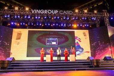 Bùng nổ với đêm nhạc “Vingroup card: Một tấm thẻ - Vạn món quà” - 1 Không chỉ công khai, minh bạch trước sự chứng kiến của hàng ngàn khán giả – chương trình còn được “thiết kế” thành một Đại nhạc hội như một món quà tinh thần dành tặng khách hàng