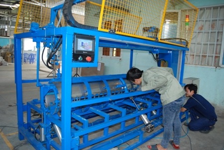 Chế tạo thành công máy hàn bình bảo ôn tự động - 1 Máy hàn bình bảo ôn tự động được nhóm tác giả hoàn thiện kỹ thuật trước khi chuyển giao cho công ty Megasun