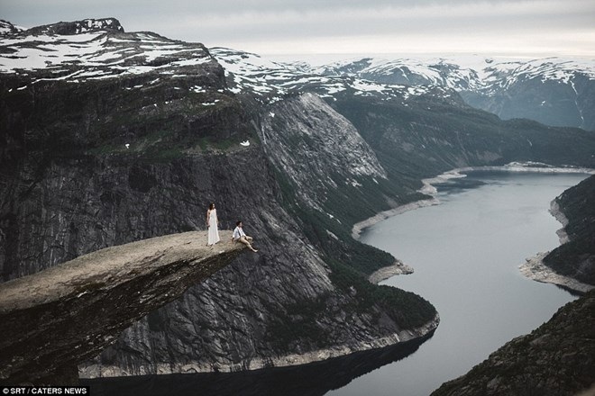Như cặp đôi cuối cùng trên trái đất: Khung hình tráng lệ như trong sử thi này được chụp tại mũi Lưỡi Quỷ Trolltunga ở Na Uy. (Nguồn: Dailymail)
