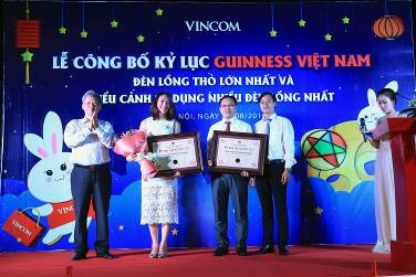 Kỷ lục Guinness mùa Trung Thu 2016: Chính thức “lên đèn” Thỏ Vincom - 1 Đại diện kỷ lục gia Guinness trao giấy Chứng nhận xác lập kỷ lục cho Đại diện Vincom.