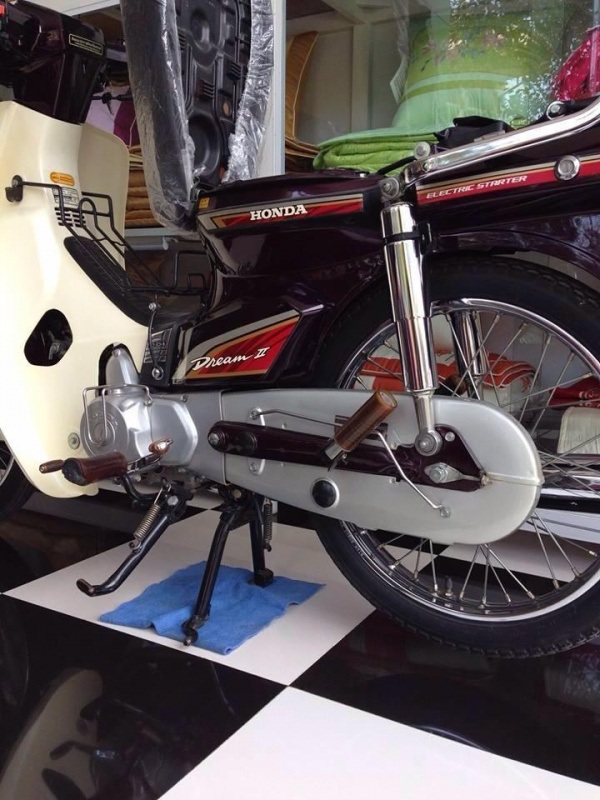 Honda Dream II nguyên bản được rao bán 180 triệu đồng? - 2
Qua thời gian sử dụng xe, sơn si của xe vẫn như mới. ảnh: FB Dũng Huệ/Autobikes