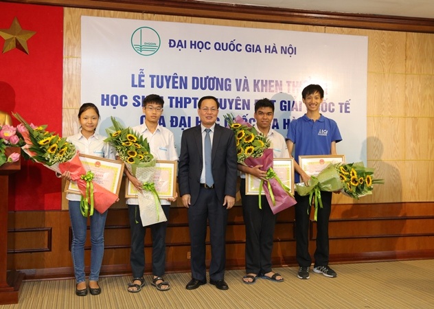 Tuyên dương học sinh đạt thành tích xuất sắc tại cuộc thi quốc tế, khu vực - 1
Phó Giám đốc ĐH QGHN Nguyễn Hữu Đức trao bằng khen tới 4 học sinh đoạt giải quốc tế các môn Tin học, Hóa học, Sinh học