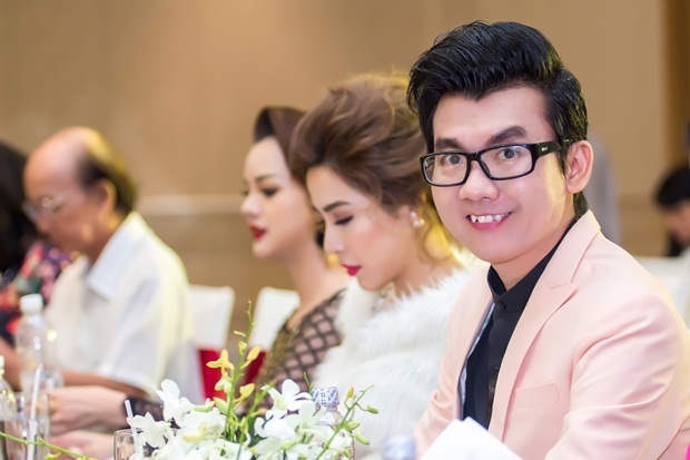 Có thể nói, bên cạnh các cuộc thi nhan sắc mà Á vương Thế giới Người Việt 2014 đã ghi dấu ấn với hình tượng đẹp trên ghế nóng trước đây, vừa qua, nam Á vương một lần nữa chứng tỏ bản lĩnh ghế nóng khi nhận lời mời tham gia chấm thi lần này.